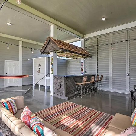 Bolivar Peninsula Home Views And Easy Beach Access!